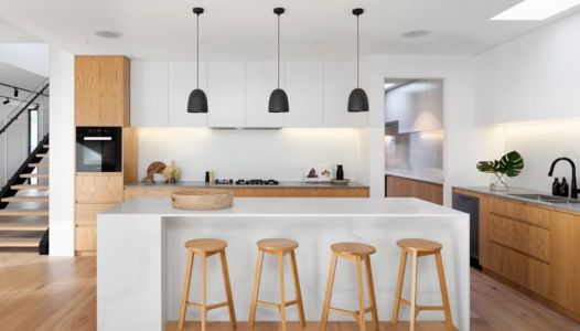 Avant / Après dans un appartement : objets accumulés, maison encombrée devenue propre après intervention