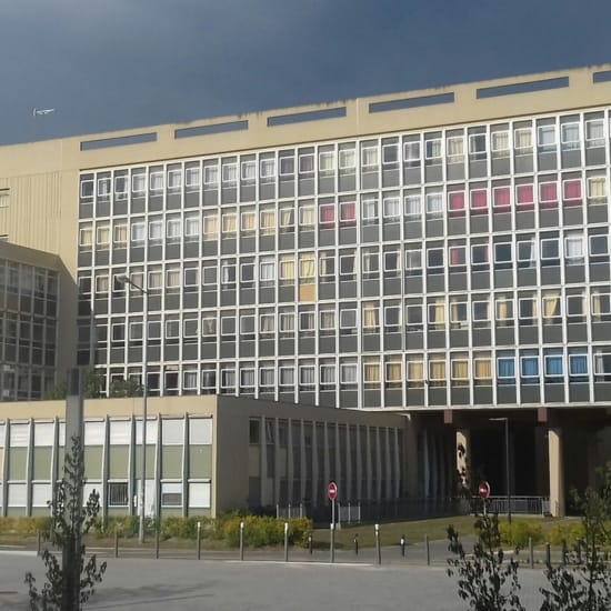 Campus de l’université à Nanterre avec étudiants et espaces publics