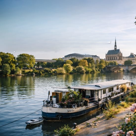 Défi Clean team carrying out extreme cleaning in Val-de-Marne, near the Marne and the Seine rivers